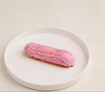 Эклер клубничный