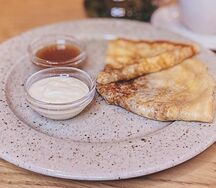 Блинчик со сладким соусом
