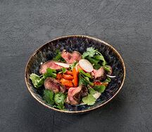 Теплый мясной салат