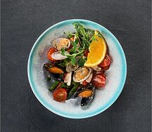 Теплый салат с морепродуктами и стручковой фасолью