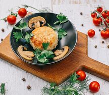 Куриный биточек с грибами