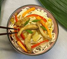 Удон с овощами и курицей