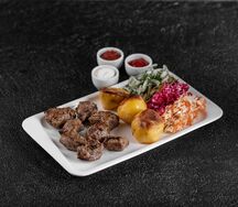 Шашлык из телятины с гарниром, салатом и соусами