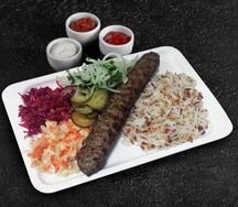 Люля-кебаб из курицы с гарниром, салатом и соусами