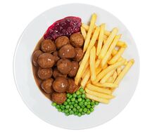 Мясные фрикадельки с картофелем фри