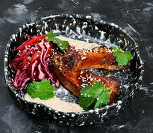 Свиные ребра BBQ с хрустящей капустой