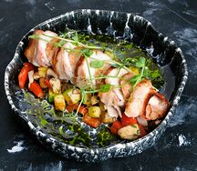 Курица в беконе с овощами