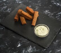 Гренки чесночные с соусом