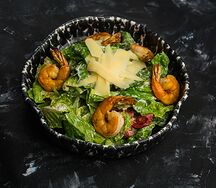Салат Цезарь с креветками