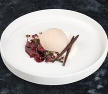 Десерт с шоколадом и сливочным кремом