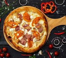 Пицца с беконом и фирменной курочкой