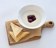 Манная каша с вишней