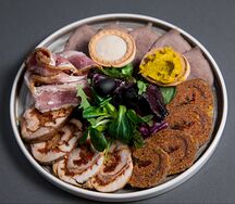 Ассорти из домашних мясных деликатесов