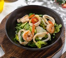Салат с креветками и кальмаром