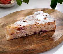 Шарлотка с ягодами