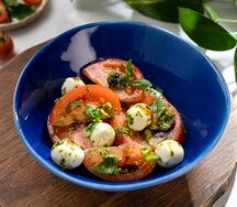 Салат с моцареллой и томатами