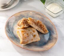 Блины с яблоком, корицей и сметаной