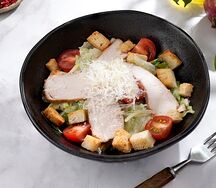 Салат Цезарь с курицей