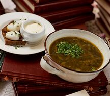 Зеленый борщ с телятиной, гренками и сметаной