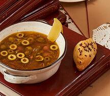 Солянка с копчеными колбасками, говяжим языком и каперсами
