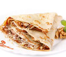 Блин с вареной сгущенкой и орехами