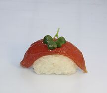Суши с тунцом