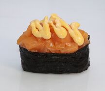 Гункан с лососем