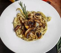 Паста с курицей и грибами