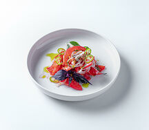 Салат из розовых томатов с базиликом