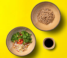 Вок с говядиной, гречневой соба и устричным