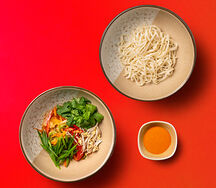 Вок с курицей, лапшой удон и соусом том ям