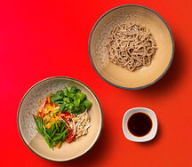 Вок с курицей, гречневой соба и соусом терияки