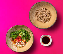 Вок с овощами, гречневой соба и соусом тери