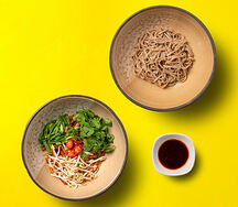 Вок с говядиной, гречневой соба и соусом терияки