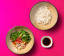 Вок с овощами, рисовой лапшой и соусом терияки