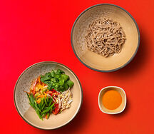 Вок с курицей, гречневой соба и соусом том ям