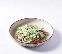 Салат с языком и рукколой с ореховым соусом