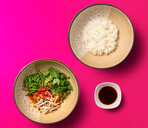 Вок с овощами, рисом и соусом терияки