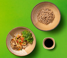 С морепродуктами, речневой соба и устричным соусом