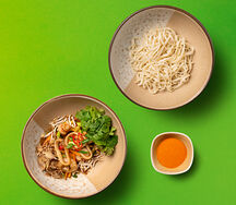 Вок с морепродуктами, лапшой удон и соусом том ям