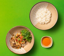 Вок с морепродуктами, рисом и соусом том ям