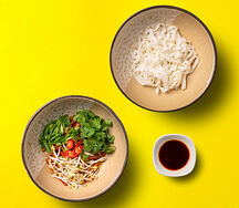 Вок с говядиной, рисовой лапшой и соусом терияки