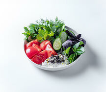 Розовые томаты и огурцы с чесночным соусом