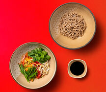 Вок с курицей, гречневой соба и устричным соусом