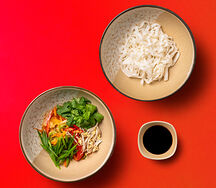 Вок с курицей, рисовой лапшой и устричным соусом