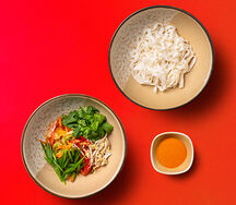 Вок с курицей, рисовой лапшой и соусом том ям