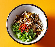 Вок с говядиной, гречневой соба и соусом том ям