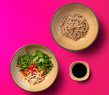 Вок с овощами, гречневой соба и устричным соусом