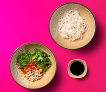 Вок с овощами, рисовой лапшой и устричным соусом