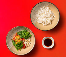 Вок с курицей, рисовой лапшой и соусом терияки